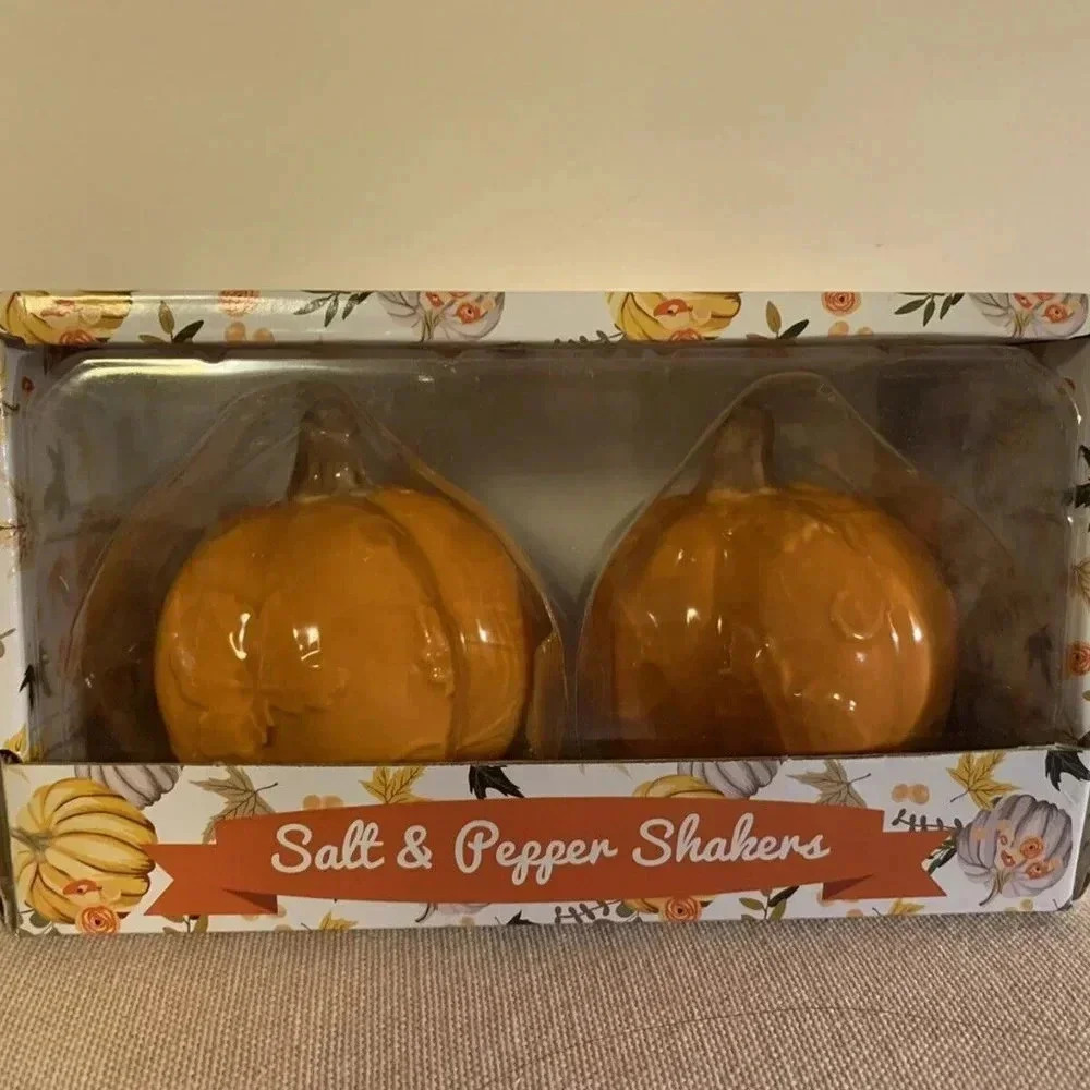 NEW Fall Novelty Ceramic Pumpkin Salt & Pepper Shaker Set